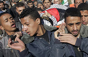 Jóvenes palestinos portan el cuerpo de del militante de Al Fatah Rami Ennab, muerto en los enfrentamientos de los últimos días. (Foto: REUTERS)