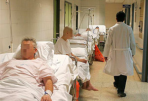 Imagen de enfermos en los pasillos del Hospital de La Paz. (Foto: CCOO)