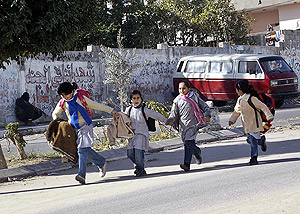 Un grupo de escolares corre mientras prosiguen los enfrentamientos en las calles. (Foto: AFP)