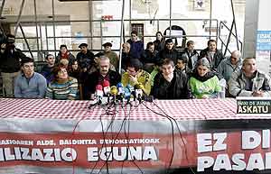 Rueda de prensa de miembros de Batasuna y del Movimiento Pro Amnista en Usurbil el pasado da 12. (Foto: EFE)