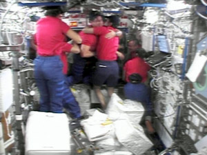 Los astronautos del 'Discovery' se despiden de los tripulantes de la ISS. (Foto: AFP)