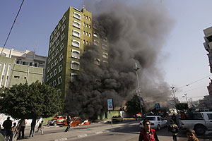 Vehculos arden junto al edificio de la compaa elctrica en Gaza. (Foto: AFP)