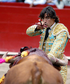 El torero Curro Díaz en el momento de matar al toro. (Foto: EFE)