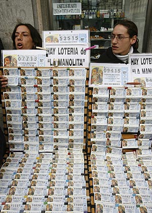 Dos mujeres venden lotera en la Puerta del Sol de Madrid. (Foto: EFE)