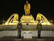 Estatua de Niyazov en Ashjabad. (Foto: EFE)