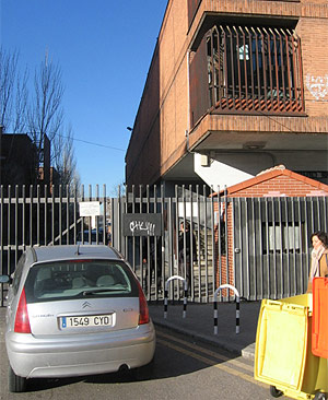 Imagen de la entrada del Ramiro de Maeztu por la maana. No podan entrar ni los alumnos. (R. Bcares)