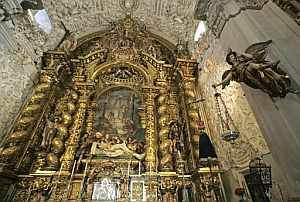 Vista del retablo mayor de la Iglesia de San Jorge del Hospital de la Caridad de Sevilla. (Foto: EFE)