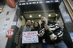 Celebrando en Vitoria el primer premio de la lotera de Navidad. (Foto: P. Vias)
