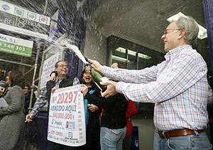 Celebran en la administracin de Valencia la venta del Gordo. (Foto: REUTERS)