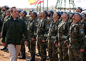 El ministro pasa revista a las tropas espaolas en El Lbano. (Foto: AFP)