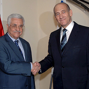 Abu Mazen saluda a Ehud Olmert en la residencia de éste en Jerusalén. (Foto: EFE)