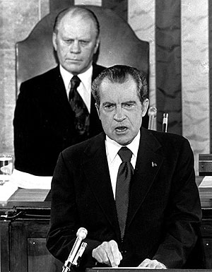 Richard Nixon lee el discurso sobre el estado de la Unión en 1974. Se sienta tras él el vicepresidente, Gerald Ford. (Foto: AP)