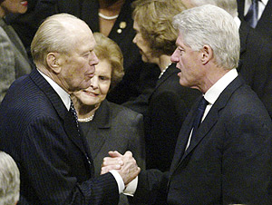 Bill Clinton saluda a Gerald Ford en 2004, en el funeral de Ronald Reagan. (Foto: REUTERS)