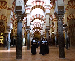 Un grupo de monjas en el interior de la Mezquita de Córdoba. (Foto: De la Fuente)
