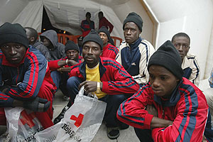 Inmigrantes llegados a Tenerife esperan ser atendidos por Cruz Roja en Tenerife. (Foto: EFE)