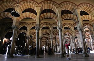 Interior de la mezquita-catedral de Córdoba. (Foto: AP)