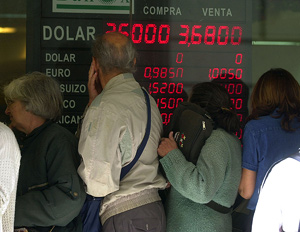 Argentinos hacen cola en una casa de cambio tras la eliminacin del 'corralito'. (Foto: AP)