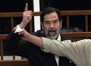 Sadam Husein, durante el juicio. (Foto: AFP)