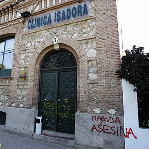 Pintadas en la fachada de la Clnica Isadora en contra del aborto. (elmundo.es)