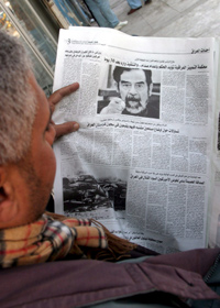 Un iraqu lee la noticia sobre la ejecucin de Sadam. (Foto: EFE)