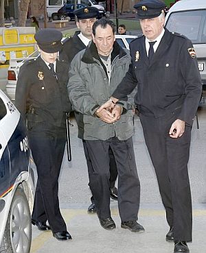 Almirn Sena llega esposado a los juzgados de Torrent. (Foto: EFE)