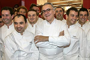 Ducasse (centro), con sus 43 chefs. (Foto: REUTERS)