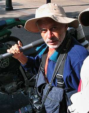 Jaime Razuri carga con su equipo fotogrfico en una imagen tomada en Chile en 2004. (Foto: AFP)