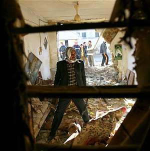 Un iraquí inspecciona una casa destruida por una bomba en Bagdad. (Foto: AP)