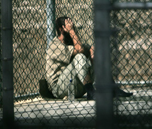 Uno de los detenidos en Guantánamo, en el patio del centro. (Foto: AP)