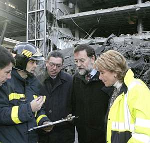Un bombero explica los trabajos de desescombro en la T4 a Mariano Rajoy, Ruiz-Gallardn y Esperanza Aguirre. (Foto: EFE)