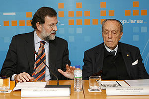 Rajoy habla con Fraga la reunin del Comit Ejecutivo. (Foto: EFE)