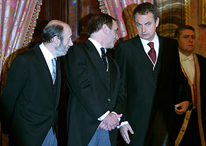 Zapatero (d) conversa con dos de sus ministros más valorados, Rubalcaba (i) y Alonso. (Foto: AFP)