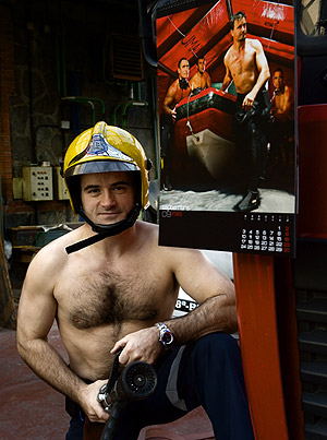 Uno de los bomberos que, torso al aire, recaudan dinero. (Foto: Carlos Garca)