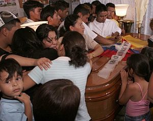 Familiares de Diego Armando Estacio, en su velatorio. (Foto: EFE)