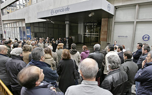 Concentración de EFE a las puertas de la agencia. (Foto: EFE)