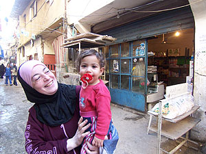 Una mujer palestina, y su hija, en el campo de refugiados de Shatila, en Beirut. (Foto: R.M.)