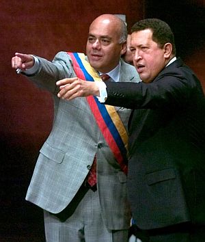 Chávez conversa con el nuevo vicepresidente venezolano, Jorge Rodríguez. (Foto: EFE)