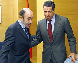 Alfredo Prez Rubalcaba, con Eduardo Zaplana, esta maana en el Congreso. (Foto: EFE)