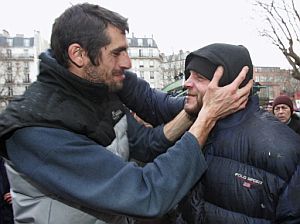 Augustin Legrand (izda.) saluda a uno de los afectados. (Foto: AFP)