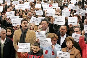 Concentracin de protesta en Villaconejos contra 'El Calvo'. (Foto: Bernab Cordn)