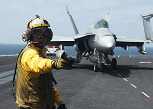 Foto cedida por la Fuerza Naval de EEUU de uno de los aviones de la operacin. (Foto: AP)