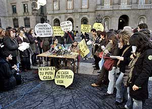 Miembros de 'Los Hijos de Don Quijote y 'VdeVivienda' durante la rueda de prensa en Barcelona. (Foto: EFE)
