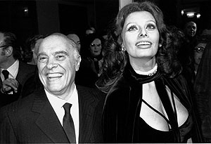 Carlo Ponti y Sofia Loren en una imagen tomada en 1976. (Foto: AP)