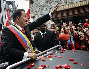 Chvez saluda a sus seguidores antes de entrar en la Asamblea. (Foto: AP)