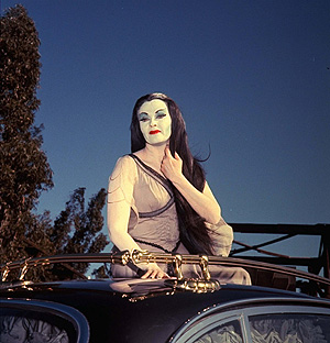 Yvonne De Carlo posa como Lily Monster en el exterior de los estudios Universal en 1966. (Foto: EFE)