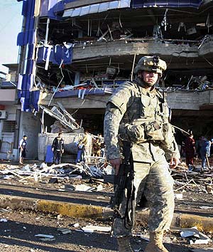 Un soldado estadounidense tras un coche bomba en Kirkuk. (Foto: REUTERS)