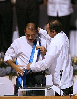 Ortega es investido con la banda presidencial. (Foto: AFP)
