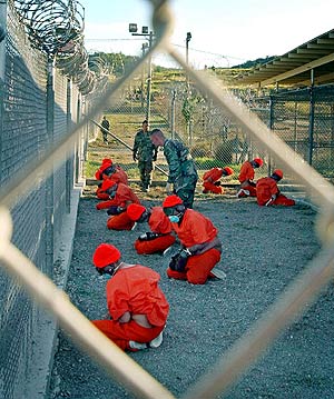 Varios presos tras la valla de Guantánamo. (Foto: AP)