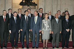 Zapatero, entre el lehendakari y el Rey, en la foto de familia realizada en el Palacio Real. (Foto: TVE)