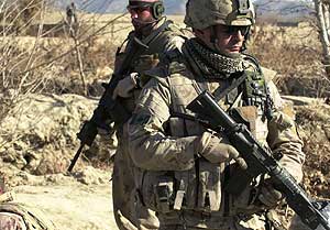 Soldados canadienses bajo el mando de la OTAN patrullan en Afganistn. (Foto: AP)